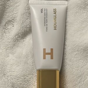 Hourglass Hydrating Skin Tint in shade 7